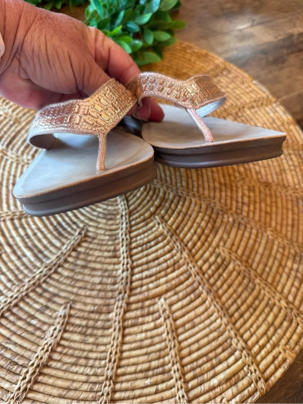 New Andiamo Womens Metallic Rose Gold Flip Flop Sandals